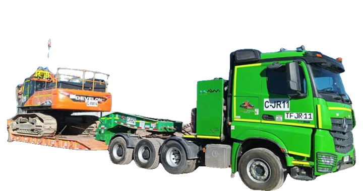 Tracto camión de MPM con cama baja transportando una excavadora