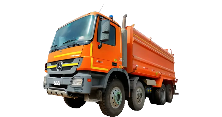 Camión aljibe Mercedes-Benz naranja de 8×4