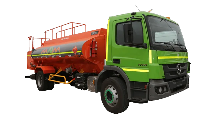 Camión de combustible Mercedes-Benz Atego verde con estanque naranja