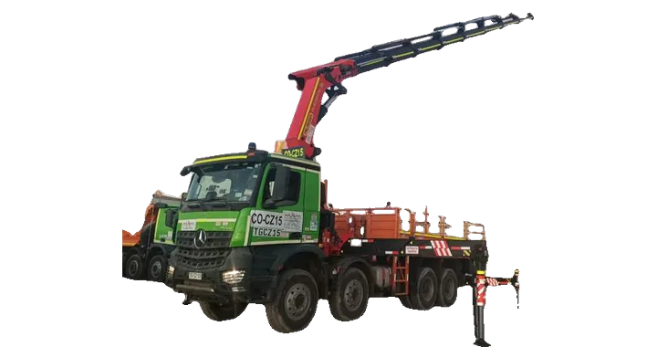 Camión pluma Mercedes-Benz Arocs con grúa Palfinger desplegada