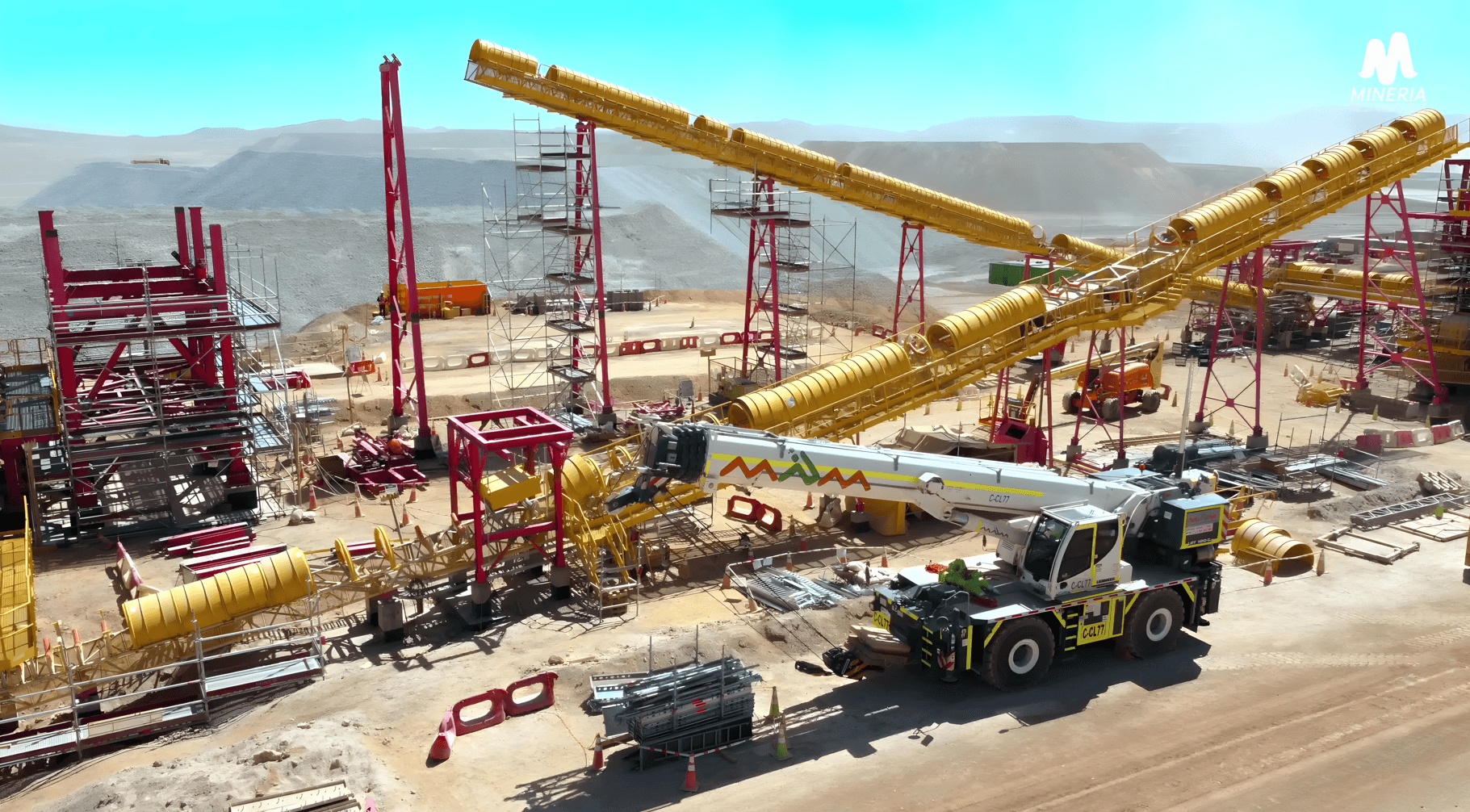 Montaje industrial de MPM en faena: estructuras, cintas transportadoras y grúas en el desierto
