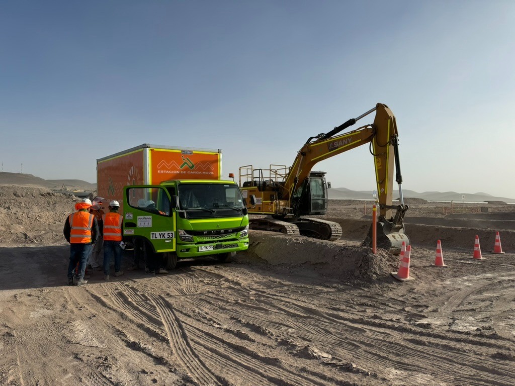 Excavadora cargando un camión de MPM en un frente de movimiento de tierra