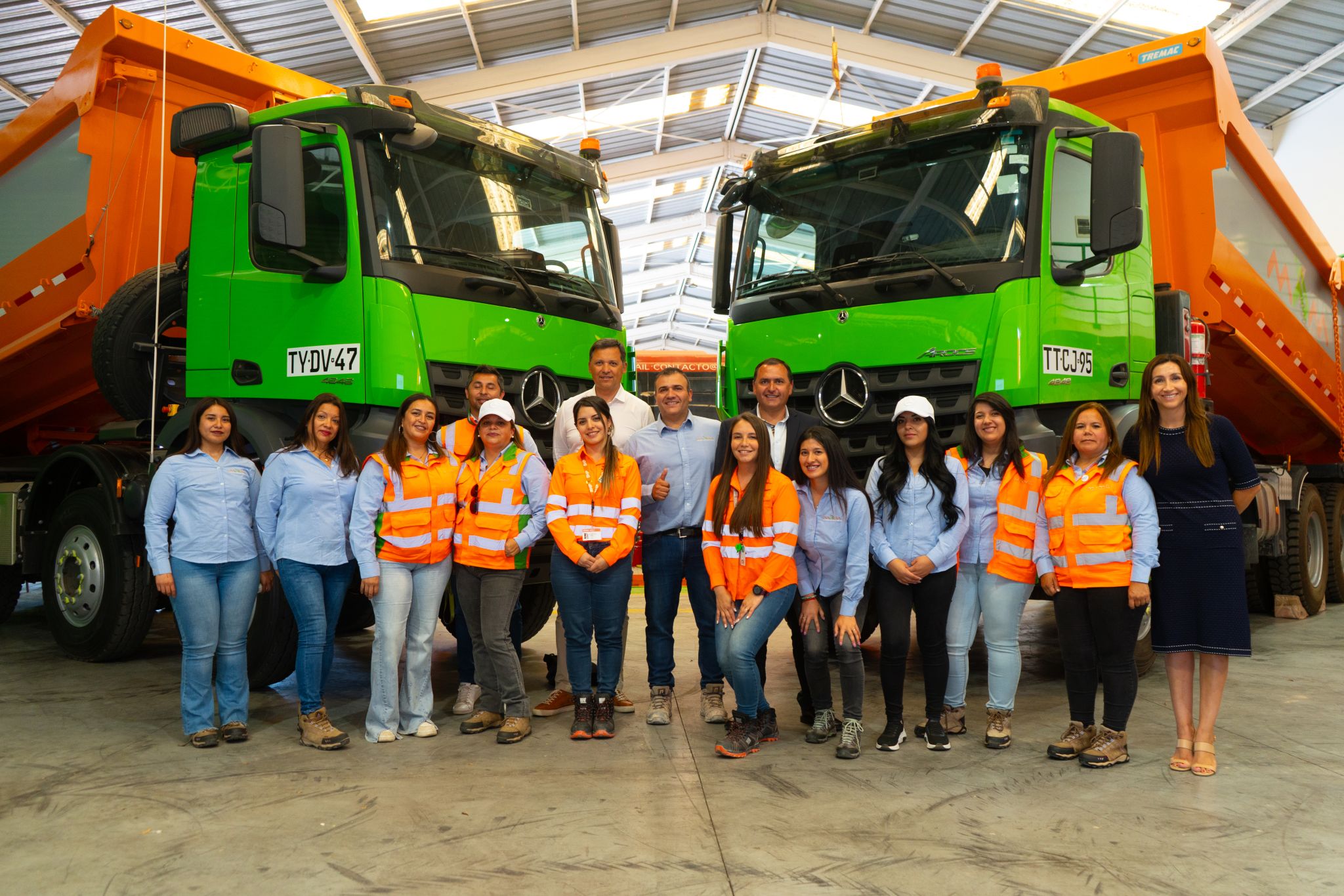 Primeras operadoras de camión tolva de MPM junto a la flota