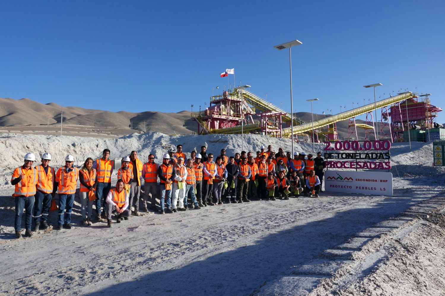 Equipo de trabajadores de MPM con ropa de seguridad en una faena del norte